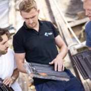 Focus2 byggerådgiver fremviser tagstensprøve til kunde
