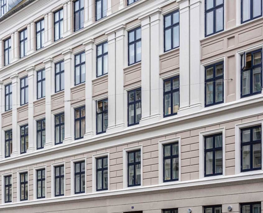 Nærbillede af vinduespartier på klassisk etageejendom
